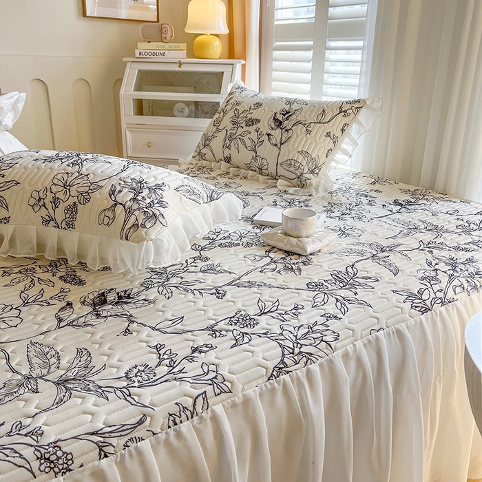 91家纺网 家纺一手货源 找家纺 慕澄2025新款小清新印花凉感丝花床裙款乳胶凉席 赫本