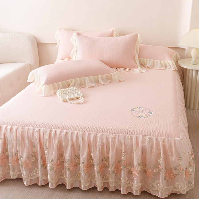 91家纺网 家纺一手货源 找家纺 好儿喜家纺2025新款海洋丝凉感豆豆床裙凉席-花蜜 浅粉 