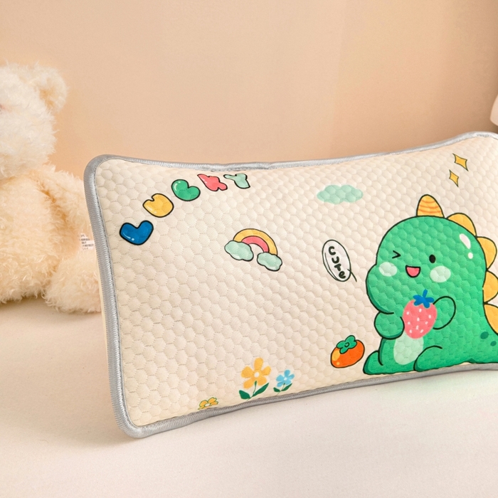 91家纺网 家纺一手货源 找家纺 富馨莱 2025新款儿童冰丝豆豆枕套 恐龙漫画