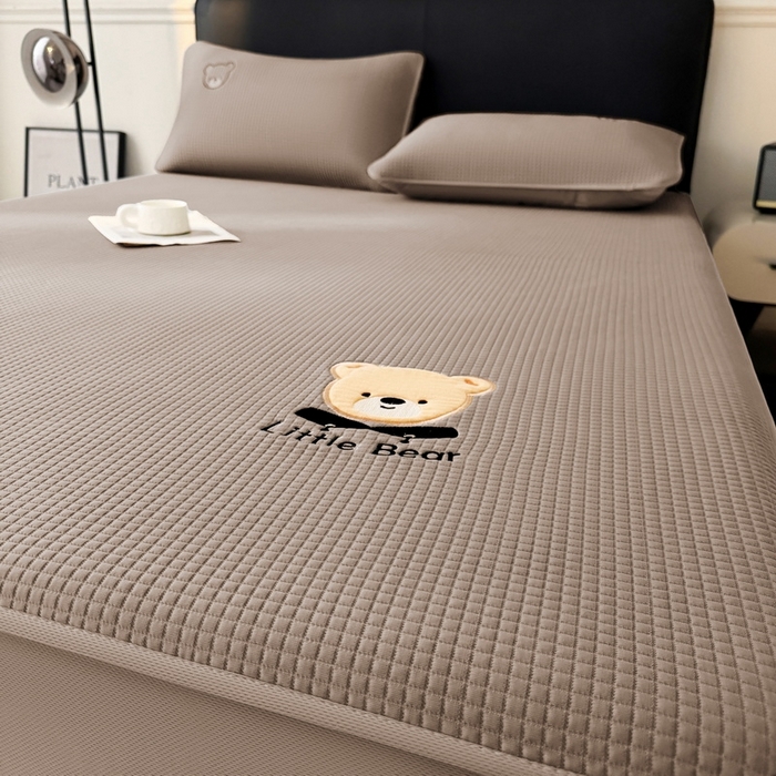 91家纺网 家纺一手货源 找家纺 （总）爱思凯2025新款【瑞宝熊】PE真豆豆-床笠款凉席  场景三