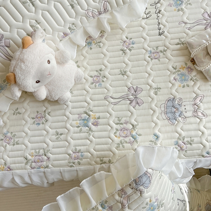 91家纺网 家纺一手货源 找家纺 慕澄2025新款小清新印花凉感丝花床裙款乳胶凉席 紫系小兔