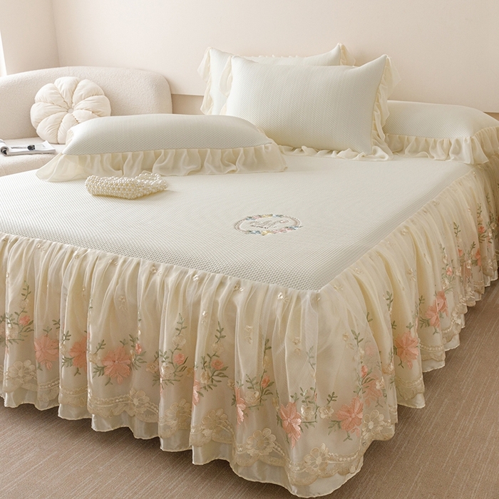 91家纺网 家纺一手货源 找家纺 好儿喜家纺2025新款海洋丝凉感豆豆床裙凉席-花蜜 奶白