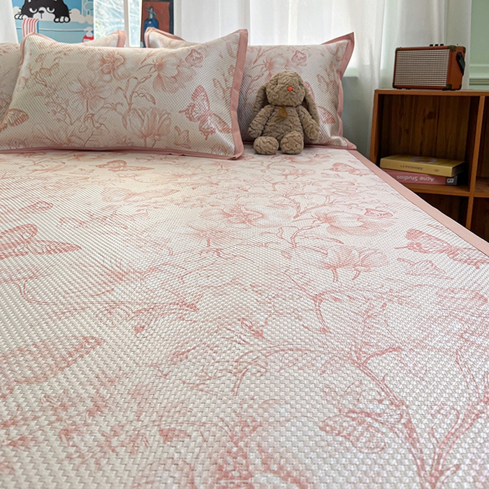 91家纺网 家纺一手货源 找家纺 布卢姆床垫2025新款A类数码印花冰藤席夏凉席--床席款 森林蝴蝶