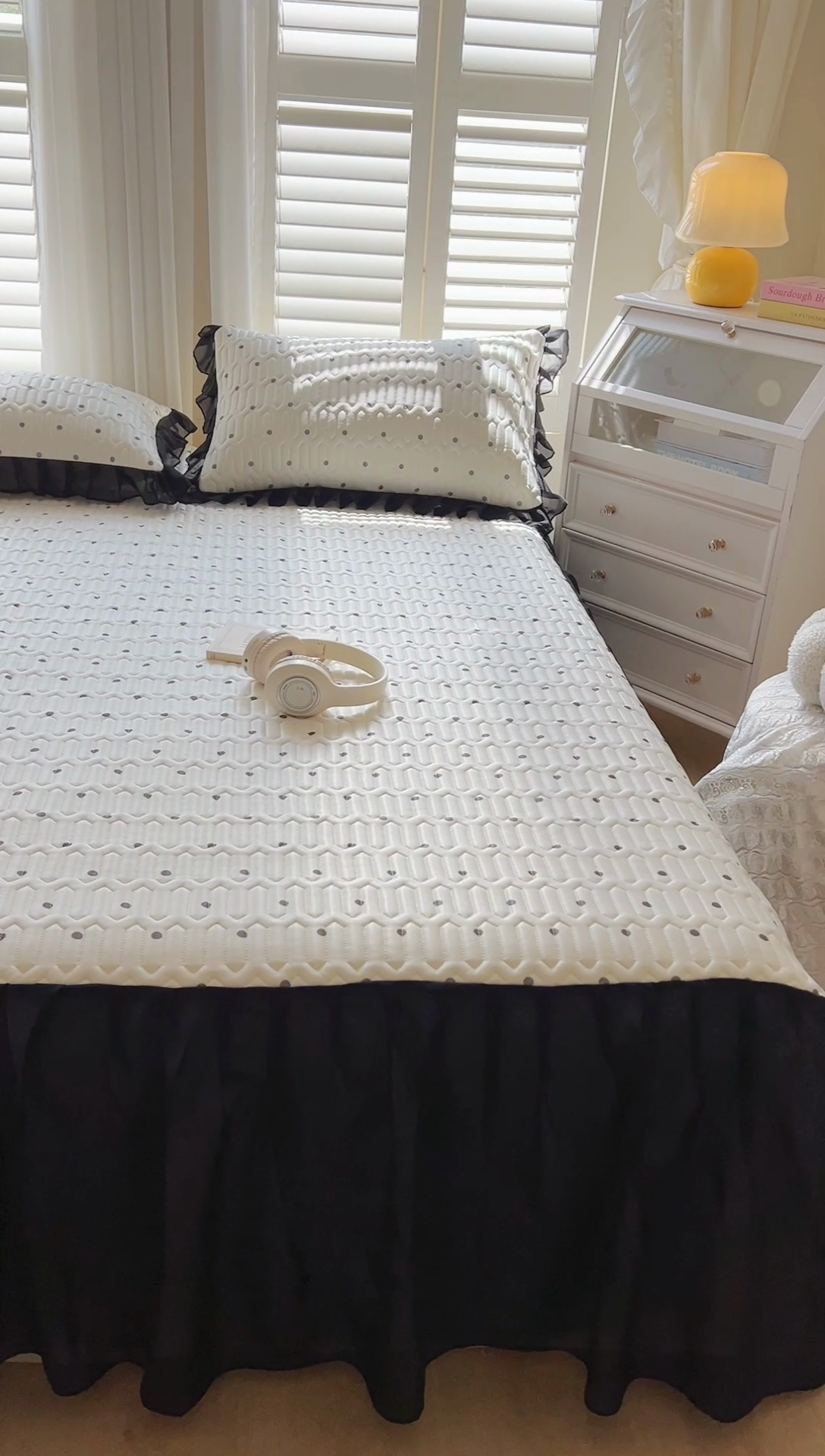 91家纺网 家纺一手货源 找家纺 慕澄2025新款小版印花床裙款乳胶凉席凉感丝夏被四件套 黑波点