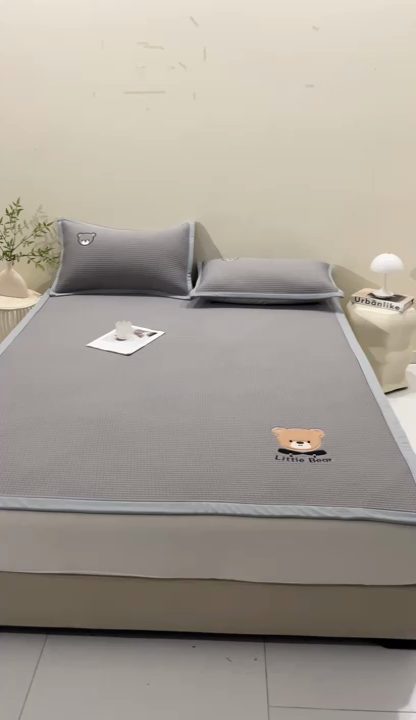 91家纺网 家纺一手货源 找家纺 （总）爱思凯2025新款【瑞宝熊】PE真豆豆床席款凉席 场景一