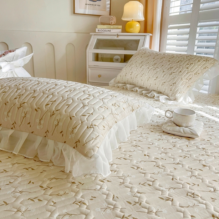 91家纺网 家纺一手货源 找家纺 慕澄2025新款小清新印花凉感丝花床裙款乳胶凉席 叶子青青