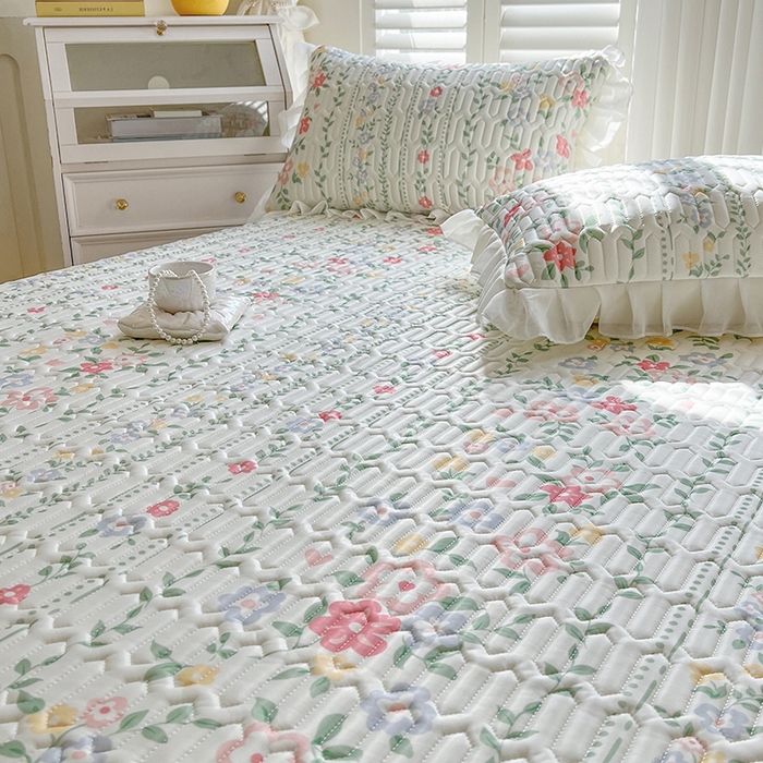 91家纺网 家纺一手货源 找家纺 慕澄2025新款小清新印花凉感丝花床裙款乳胶凉席 春季花花