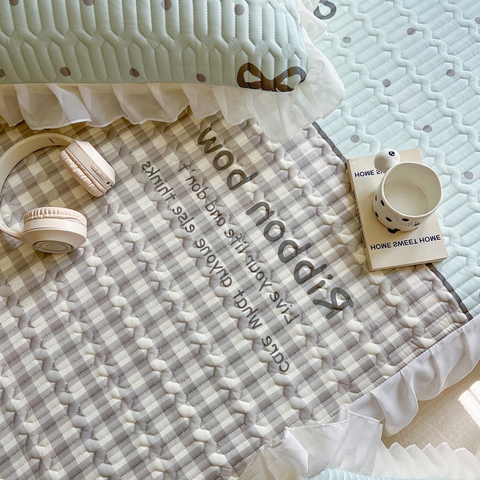 91家纺网 家纺一手货源 找家纺 慕澄2025新款小清新印花凉感丝花床裙款乳胶凉席 蓝色浪漫