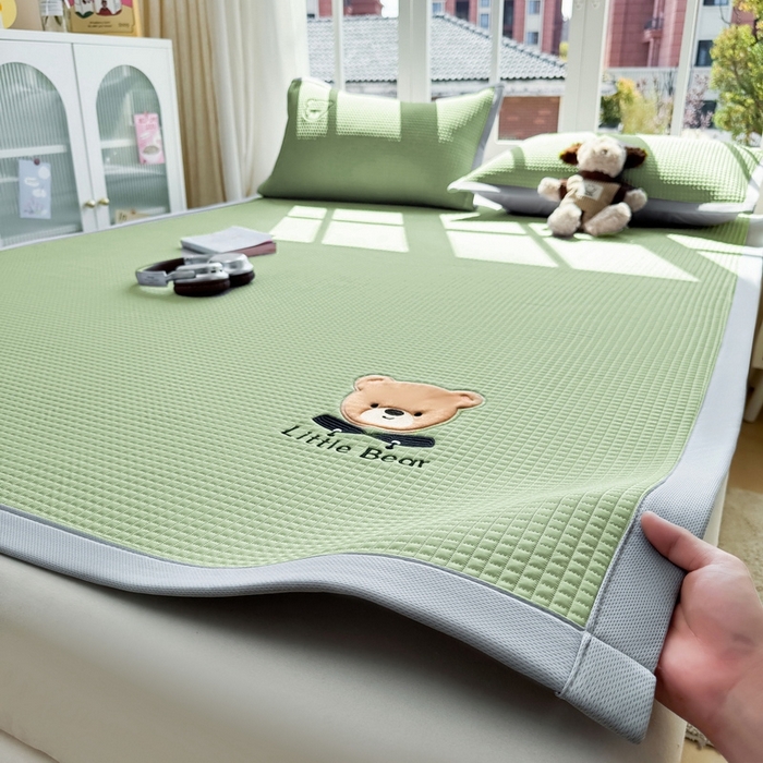 91家纺网 家纺一手货源 找家纺 （总）爱思凯2025新款【瑞宝熊】PE真豆豆床席款凉席 场景二