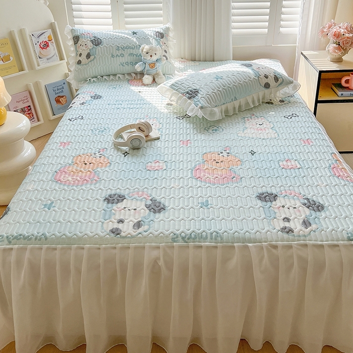 91家纺网 家纺一手货源 找家纺 慕澄2025新款小清新印花凉感丝花床裙款乳胶凉席 嘟嘟旺仔