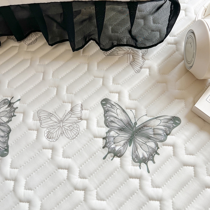 91家纺网 家纺一手货源 找家纺 慕澄2025新款小清新印花凉感丝花床裙款乳胶凉席 黑蝴蝶