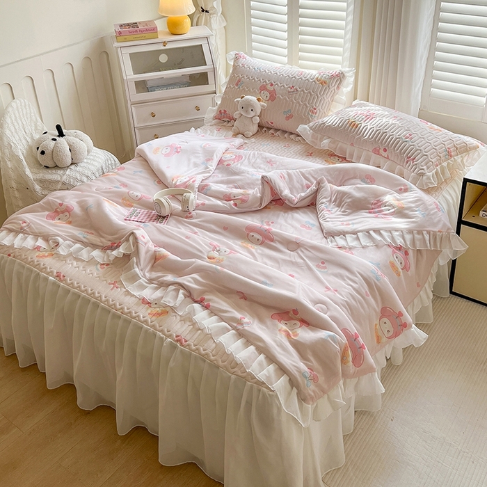 91家纺网 家纺一手货源 找家纺 慕澄2025新款小清新印花凉感丝花床裙款乳胶凉席 美乐蒂