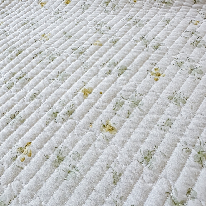 91家纺网 家纺一手货源 找家纺 橘夏家纺2025爆款棉感珍珠绸印花床盖三件套 花非花-仙踪绿