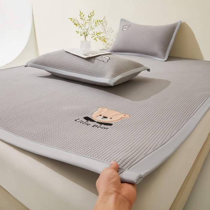 91家纺网 家纺一手货源 找家纺 （总）爱思凯2025新款【瑞宝熊】PE真豆豆床席款凉席 场景一