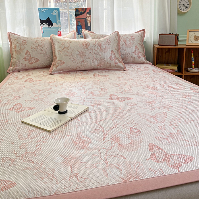 91家纺网 家纺一手货源 找家纺 布卢姆床垫2025新款A类数码印花冰藤席夏凉席--床席款 森林蝴蝶