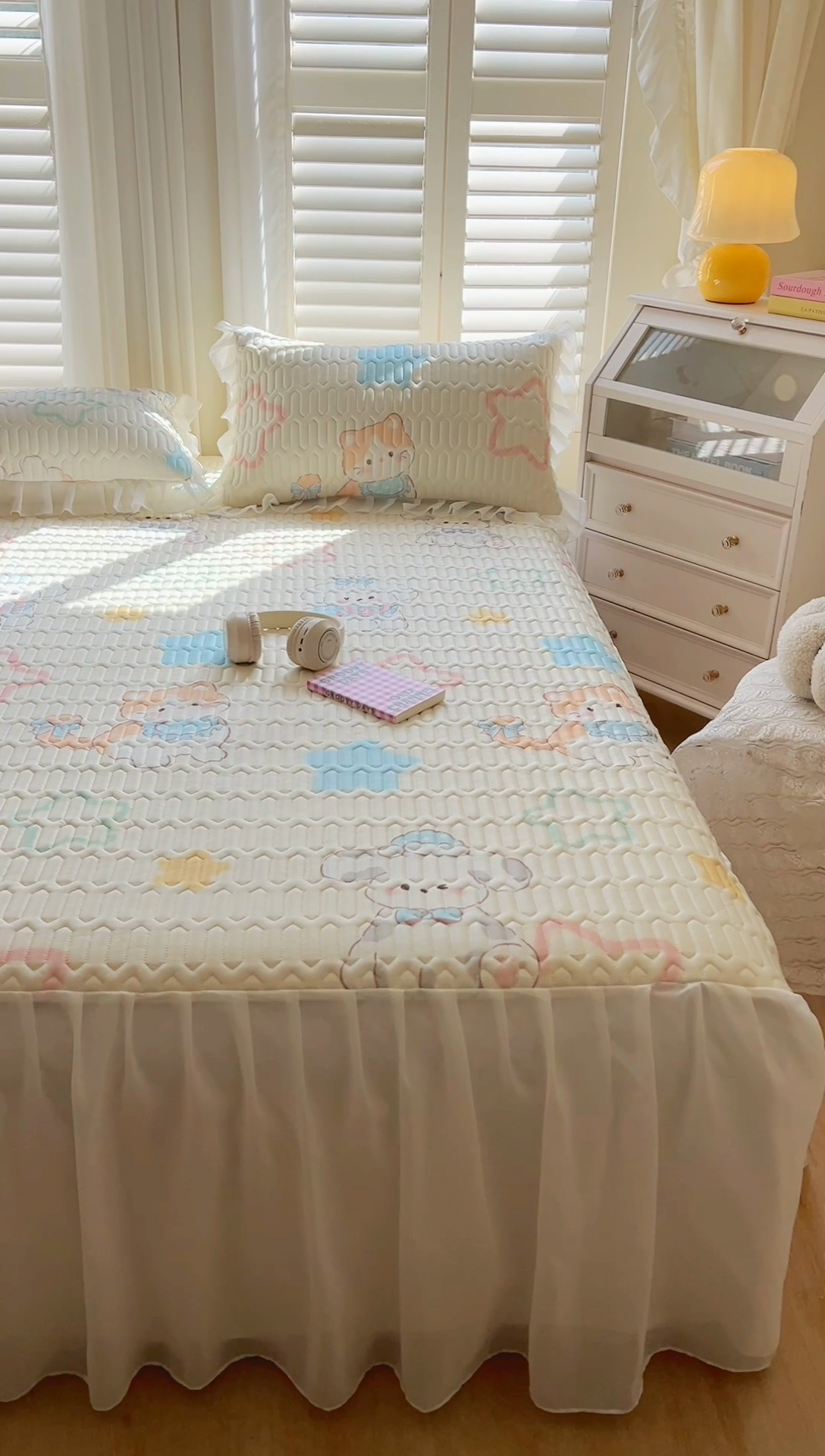 91家纺网 家纺一手货源 找家纺 慕澄2025新款小清新印花凉感丝花床裙款乳胶凉席 夏日幸福