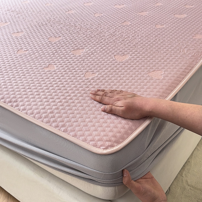 91家纺网 家纺一手货源 找家纺 布卢姆床垫2025新款A类PE乙纶冰豆豆床笠款凉席 爱心字母