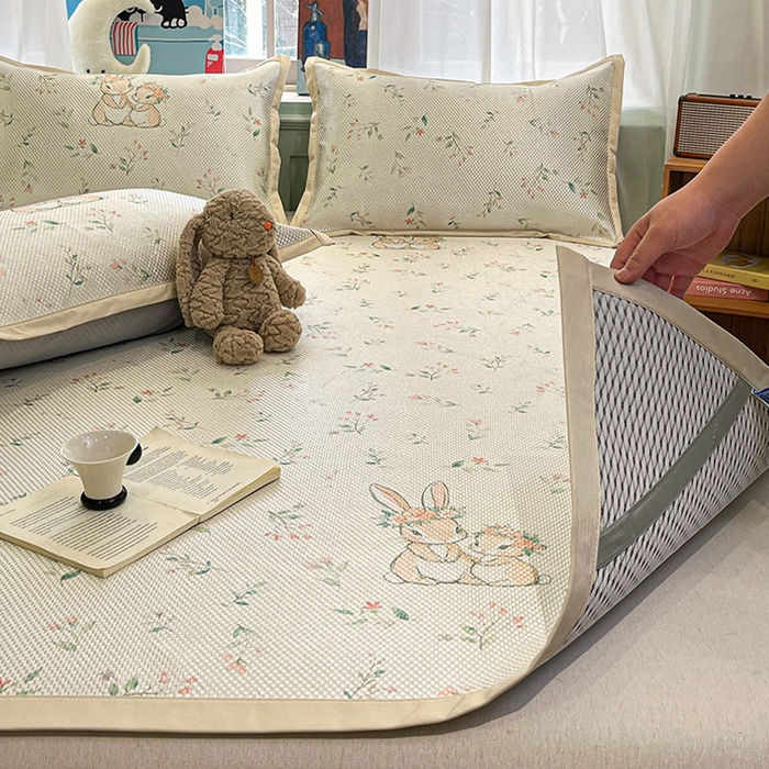 91家纺网 家纺一手货源 找家纺 布卢姆床垫2025新款A类数码印花冰藤席夏凉席--床席款 花园小兔