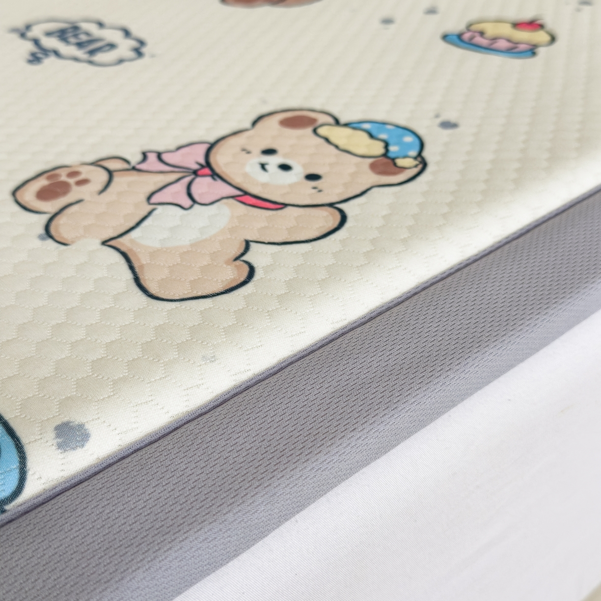 91家纺网 家纺一手货源 找家纺 席世家 2025新款印花豆豆多功能垫 汽车小熊