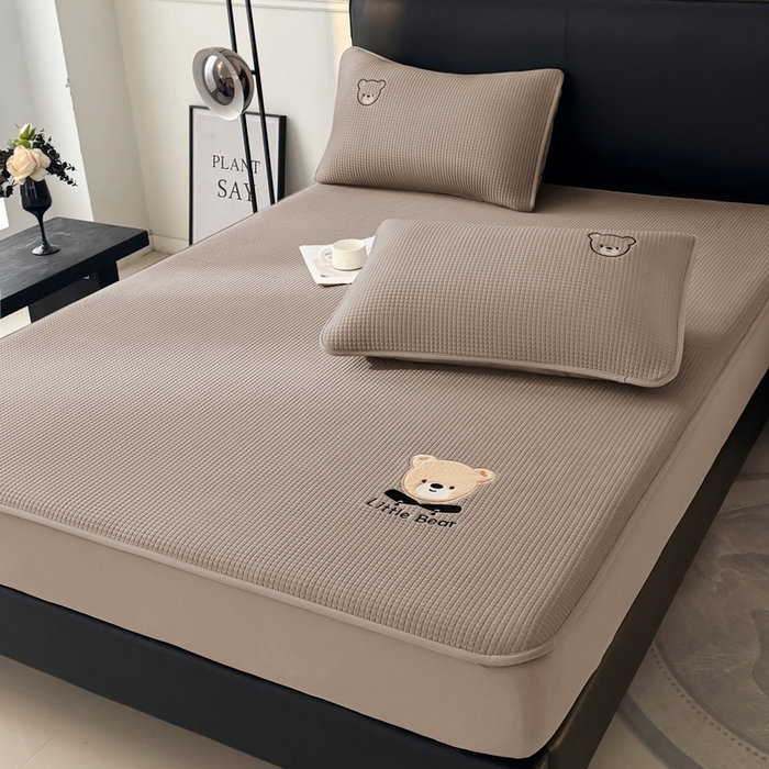 91家纺网 家纺一手货源 找家纺 （总）爱思凯2025新款【瑞宝熊】PE真豆豆-床笠款凉席  场景三