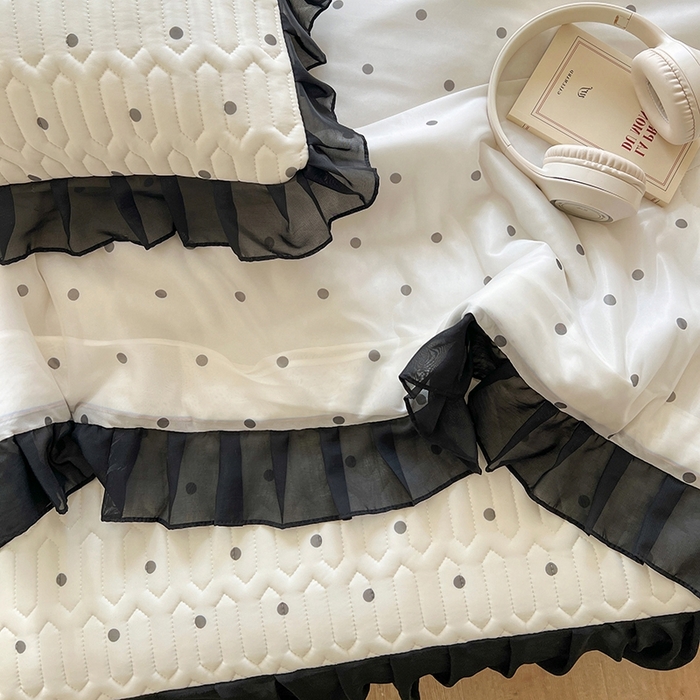 91家纺网 家纺一手货源 找家纺 慕澄2025新款小版印花床裙款乳胶凉席凉感丝夏被四件套 黑波点