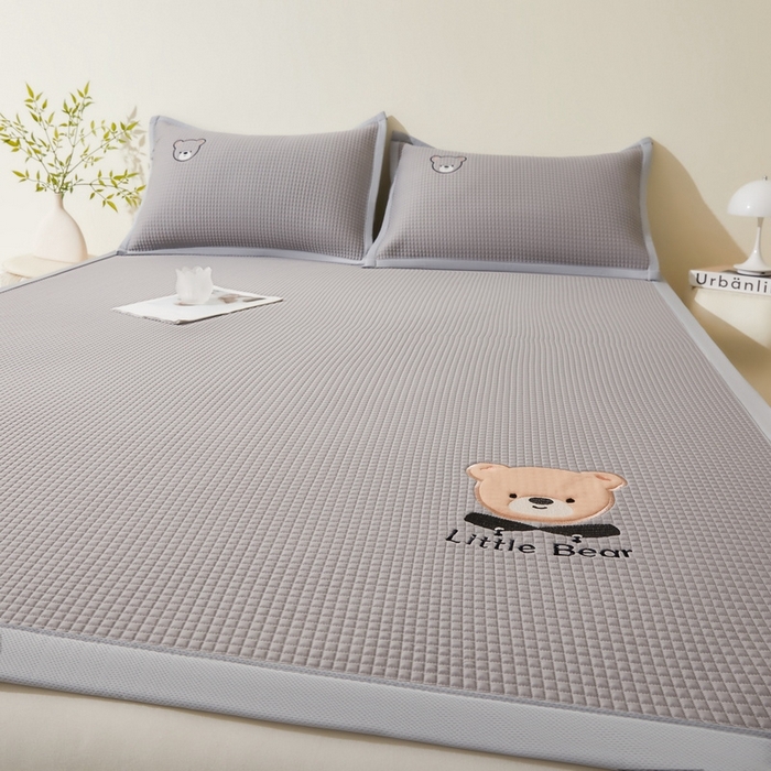 91家纺网 家纺一手货源 找家纺 （总）爱思凯2025新款【瑞宝熊】PE真豆豆床席款凉席 场景一