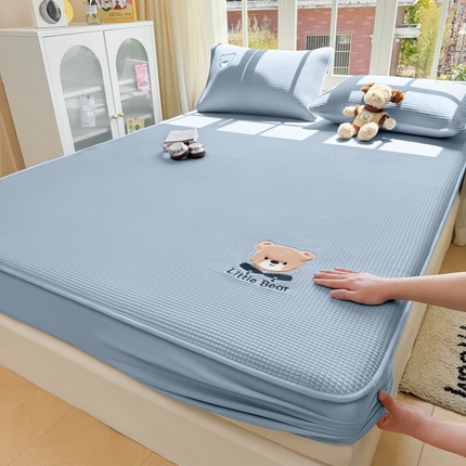 91家纺网 家纺一手货源 找家纺 （总）爱思凯2025新款【瑞宝熊】PE真豆豆-床笠款凉席  场景二