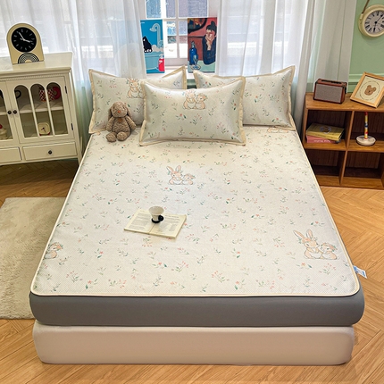 91家纺网 家纺一手货源 找家纺 布卢姆床垫2025新款A类数码印花冰藤席夏凉席--床笠款 花园小兔床笠