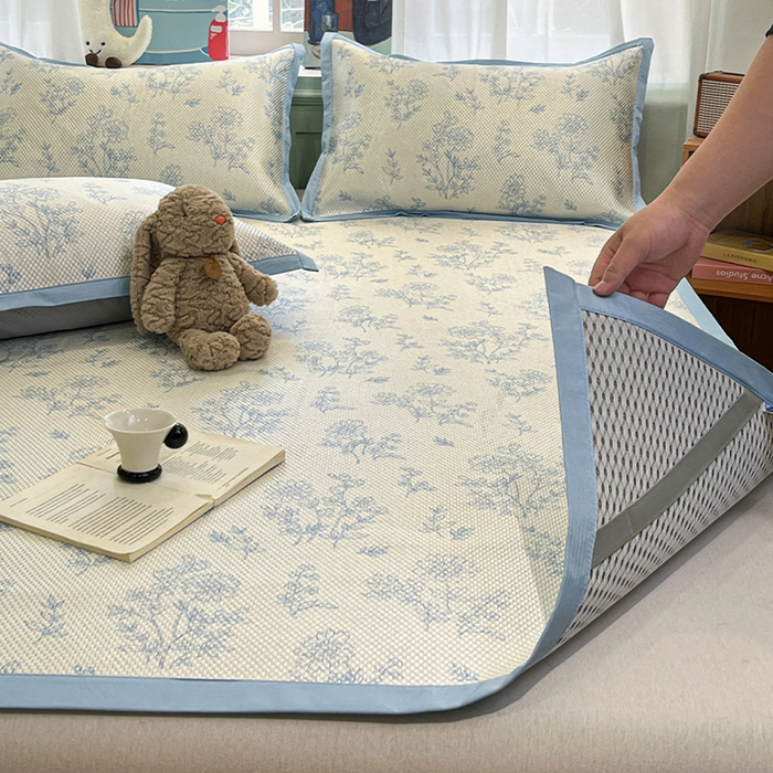 91家纺网 家纺一手货源 找家纺 布卢姆床垫2025新款A类数码印花冰藤席夏凉席--床席款 雏菊花影