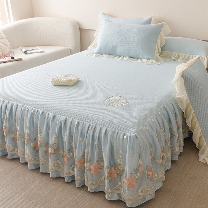 91家纺网 家纺一手货源 找家纺 好儿喜家纺2025新款海洋丝凉感豆豆床裙凉席-花蜜 浅蓝 