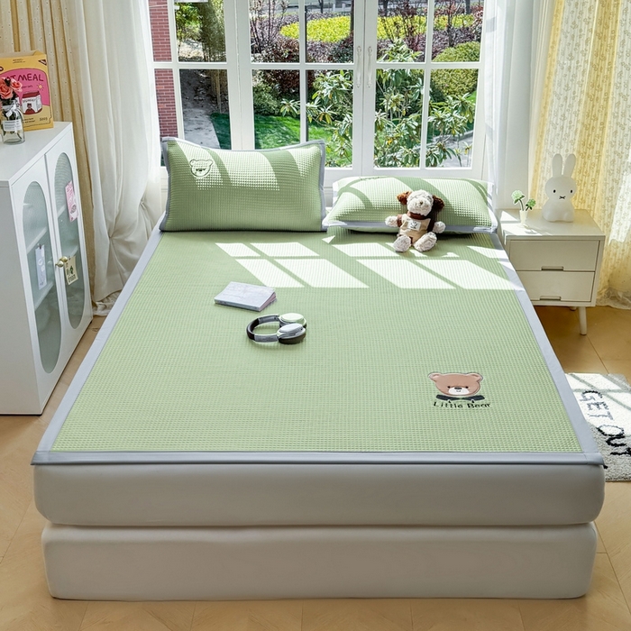 91家纺网 家纺一手货源 找家纺 （总）爱思凯2025新款【瑞宝熊】PE真豆豆床席款凉席 场景二