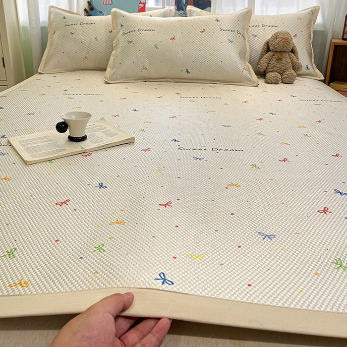 91家纺网 家纺一手货源 找家纺 布卢姆床垫2025新款A类数码印花冰藤席夏凉席--床席款 波点蝴蝶结