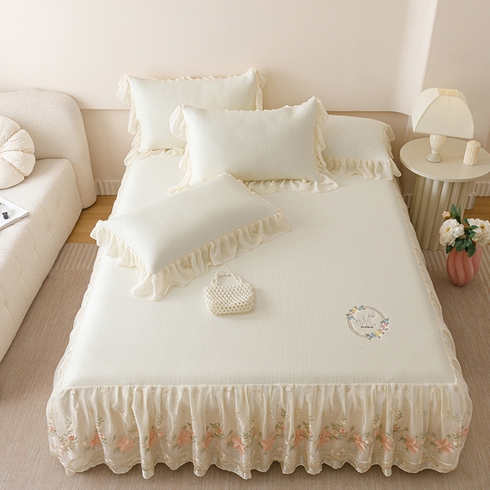 91家纺网 家纺一手货源 找家纺 好儿喜家纺2025新款海洋丝凉感豆豆床裙凉席-花蜜 奶白