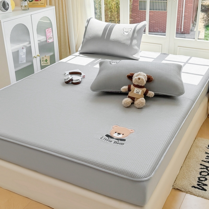 91家纺网 家纺一手货源 找家纺 （总）爱思凯2025新款【瑞宝熊】PE真豆豆-床笠款凉席  场景二