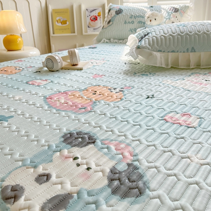 91家纺网 家纺一手货源 找家纺 慕澄2025新款小清新印花凉感丝花床裙款乳胶凉席 嘟嘟旺仔