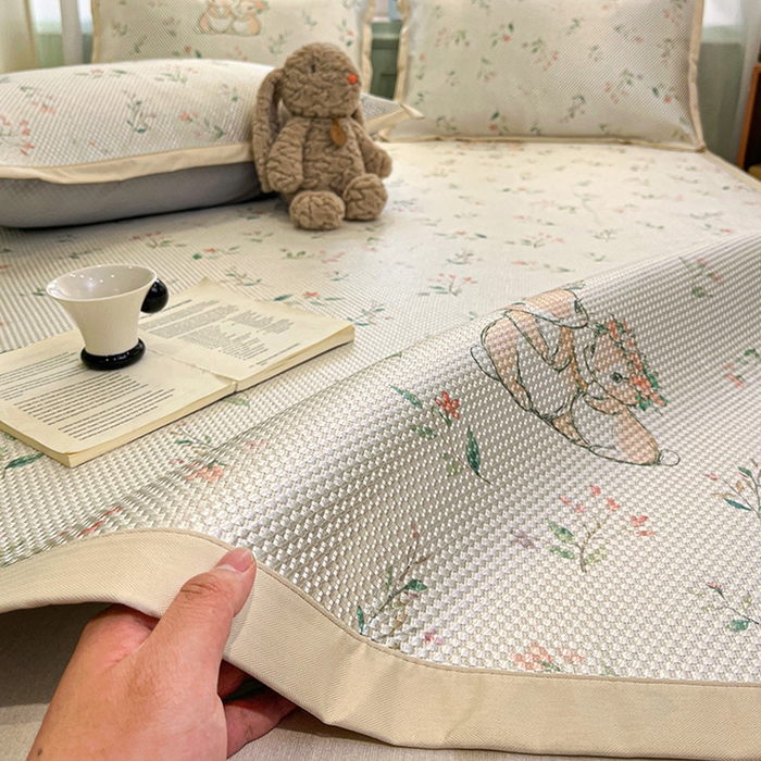 91家纺网 家纺一手货源 找家纺 布卢姆床垫2025新款A类数码印花冰藤席夏凉席--床席款 花园小兔