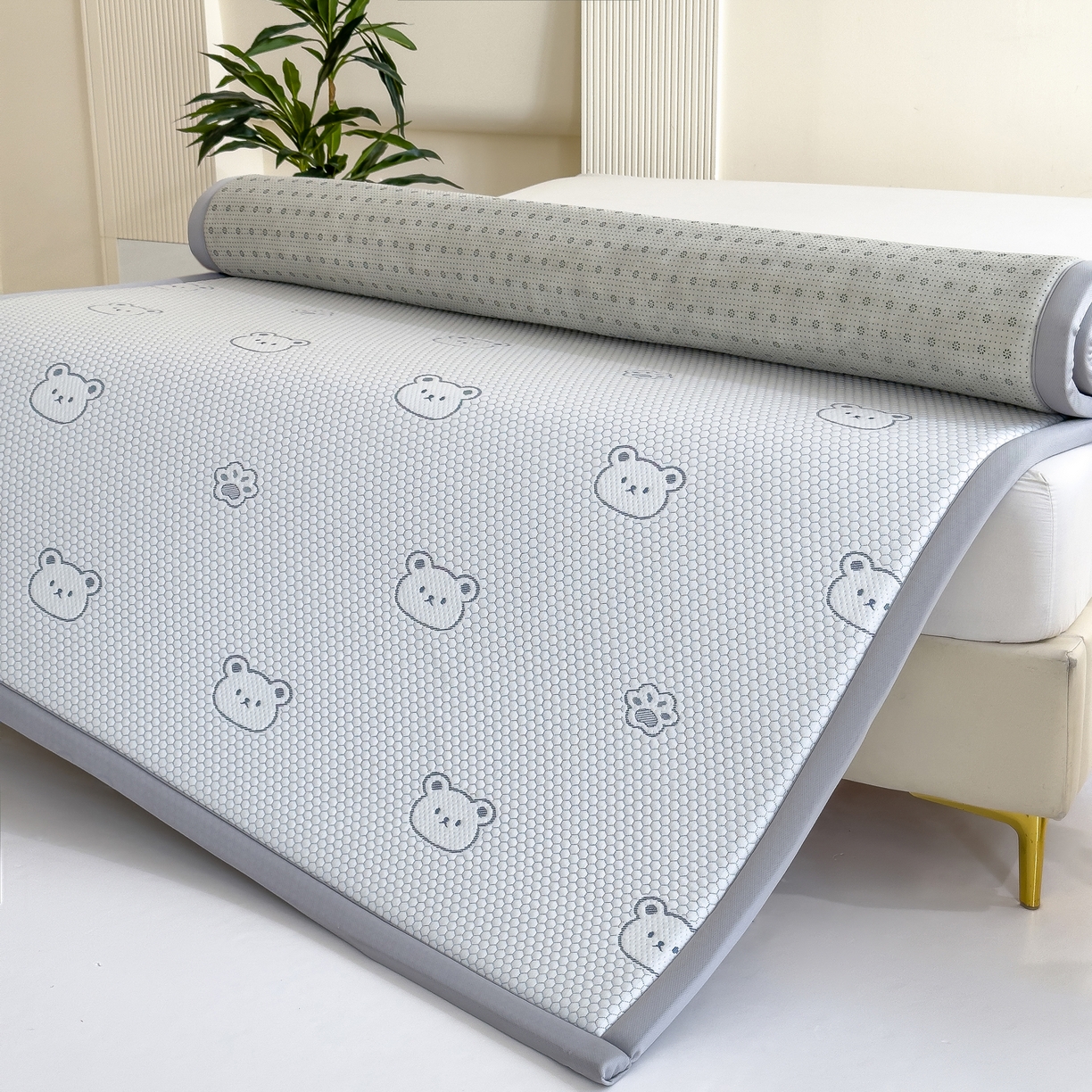 91家纺网 家纺一手货源 找家纺 席世家 2025新款凉感豆豆多功能垫 小熊-蓝