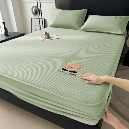 91家纺网 家纺一手货源 找家纺 （总）爱思凯2025新款【瑞宝熊】PE真豆豆-床笠款凉席  场景三