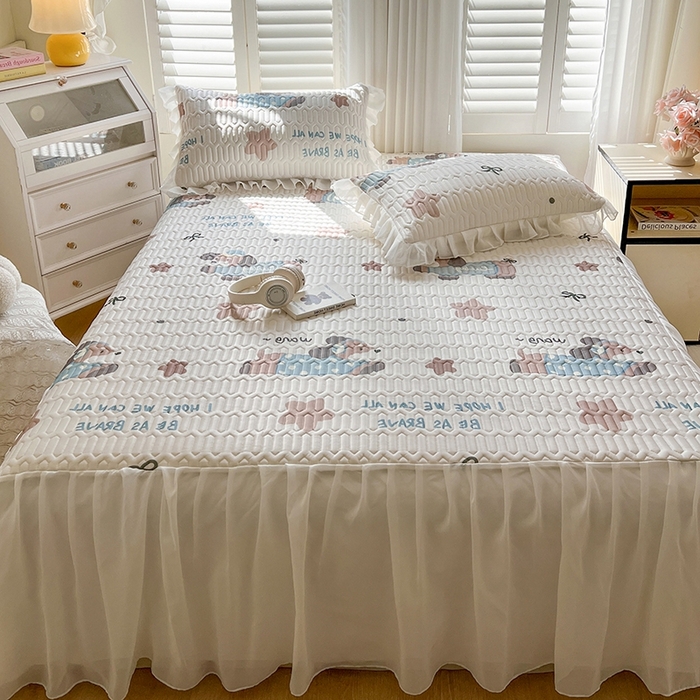 91家纺网 家纺一手货源 找家纺 慕澄2025新款小清新印花凉感丝花床裙款乳胶凉席 星星狗