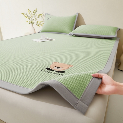 91家纺网 家纺一手货源 找家纺 （总）爱思凯2025新款【瑞宝熊】PE真豆豆床席款凉席 场景一