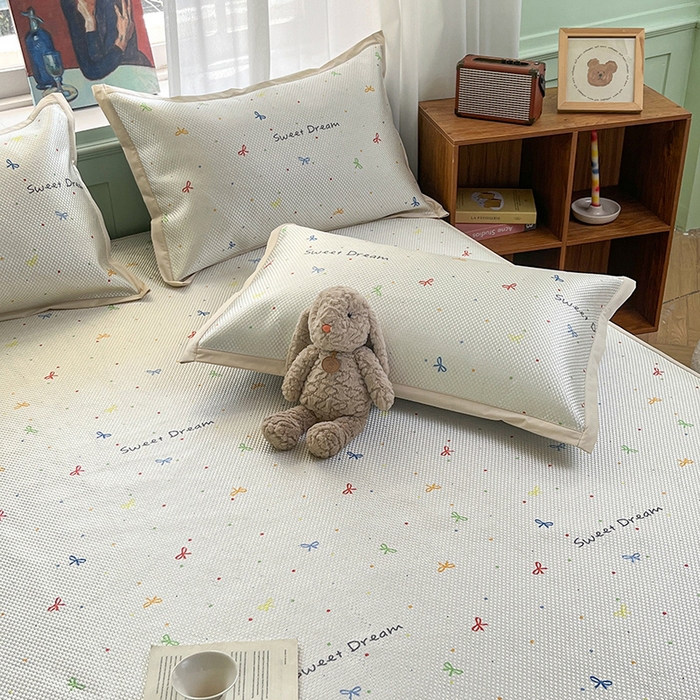 91家纺网 家纺一手货源 找家纺 布卢姆床垫2025新款A类数码印花冰藤席夏凉席--床笠款 波点蝴蝶结床笠