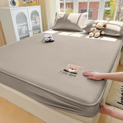 91家纺网 家纺一手货源 找家纺 （总）爱思凯2025新款【瑞宝熊】PE真豆豆-床笠款凉席  场景二