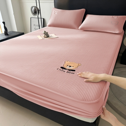 91家纺网 家纺一手货源 找家纺 （总）爱思凯2025新款【瑞宝熊】PE真豆豆-床笠款凉席  场景三