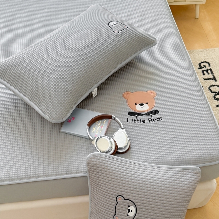 91家纺网 家纺一手货源 找家纺 （总）爱思凯2025新款【瑞宝熊】PE真豆豆-床笠款凉席  场景二