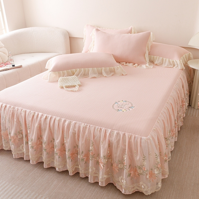 91家纺网 家纺一手货源 找家纺 好儿喜家纺2025新款海洋丝凉感豆豆床裙凉席-花蜜 浅粉 