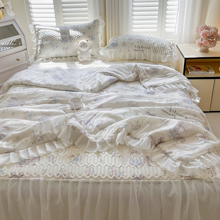 91家纺网 家纺一手货源 找家纺 慕澄2025新款小版印花床裙款乳胶凉席凉感丝夏被四件套 紫系小兔