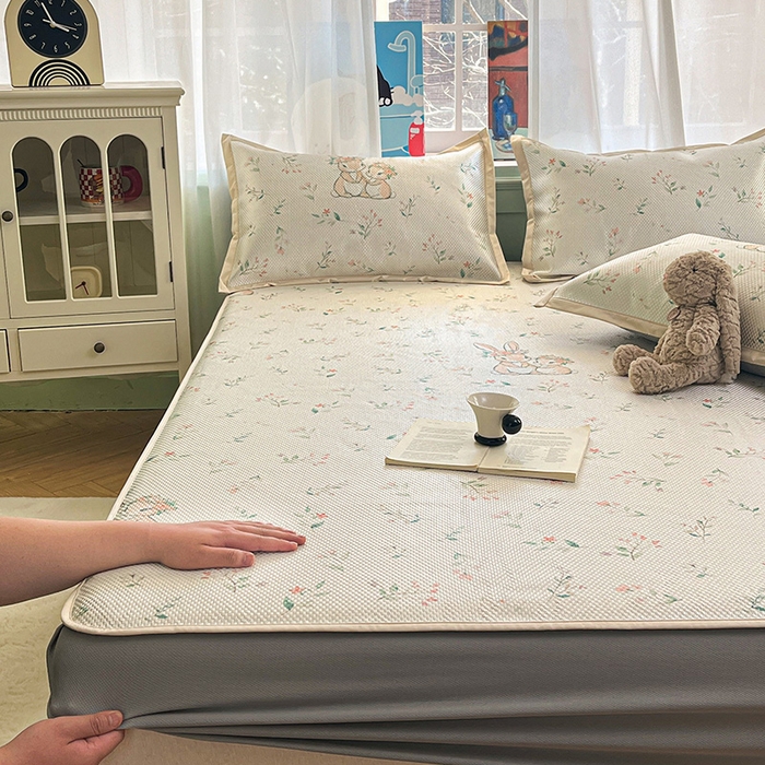 91家纺网 家纺一手货源 找家纺 布卢姆床垫2025新款A类数码印花冰藤席夏凉席--床笠款 花园小兔床笠