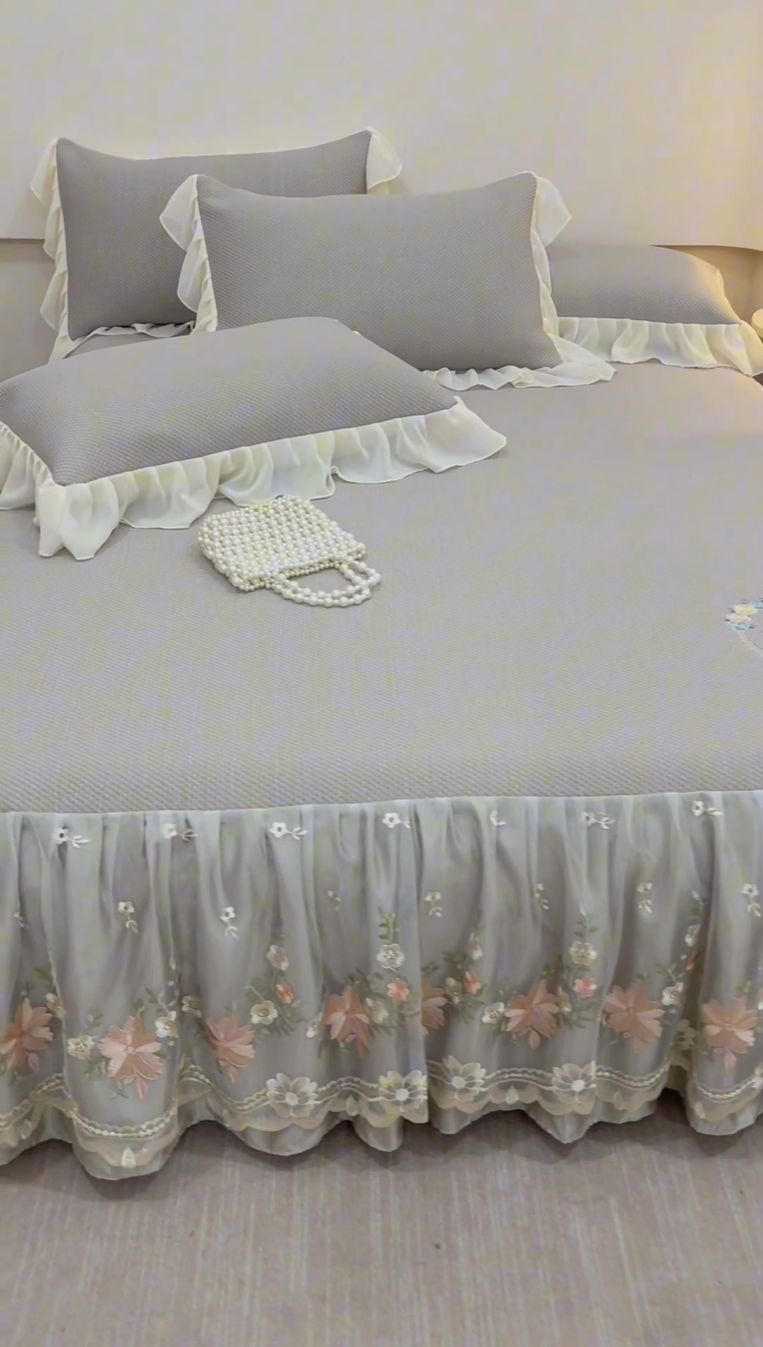 91家纺网 家纺一手货源 找家纺 好儿喜家纺2025新款海洋丝凉感豆豆床裙凉席-花蜜 咖 