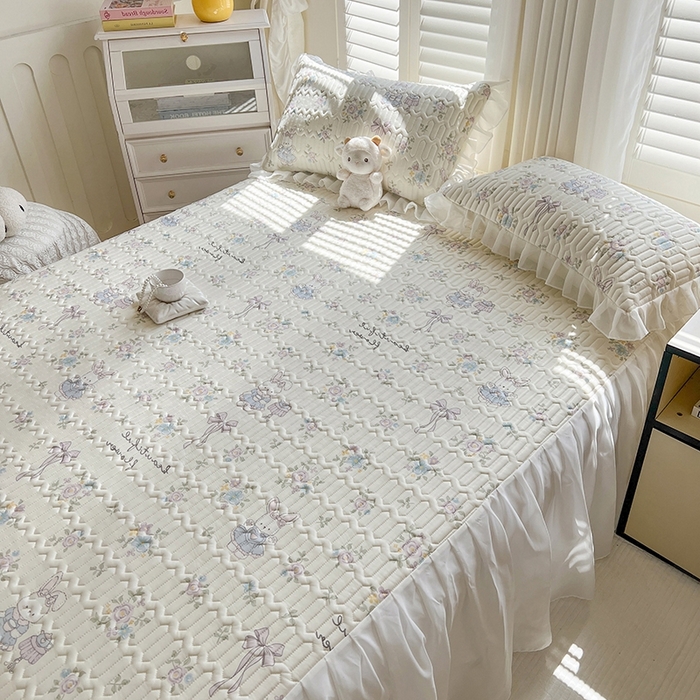 91家纺网 家纺一手货源 找家纺 慕澄2025新款小清新印花凉感丝花床裙款乳胶凉席 紫系小兔