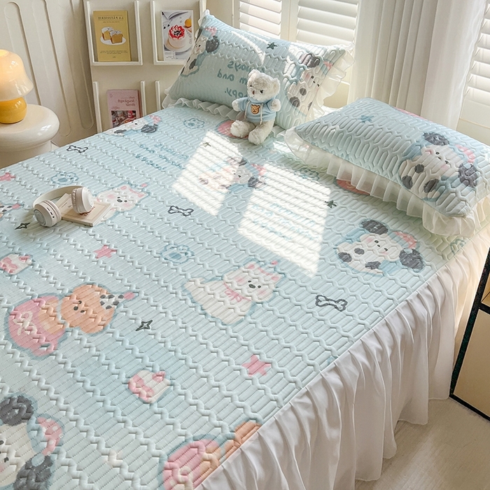 91家纺网 家纺一手货源 找家纺 慕澄2025新款小清新印花凉感丝花床裙款乳胶凉席 嘟嘟旺仔